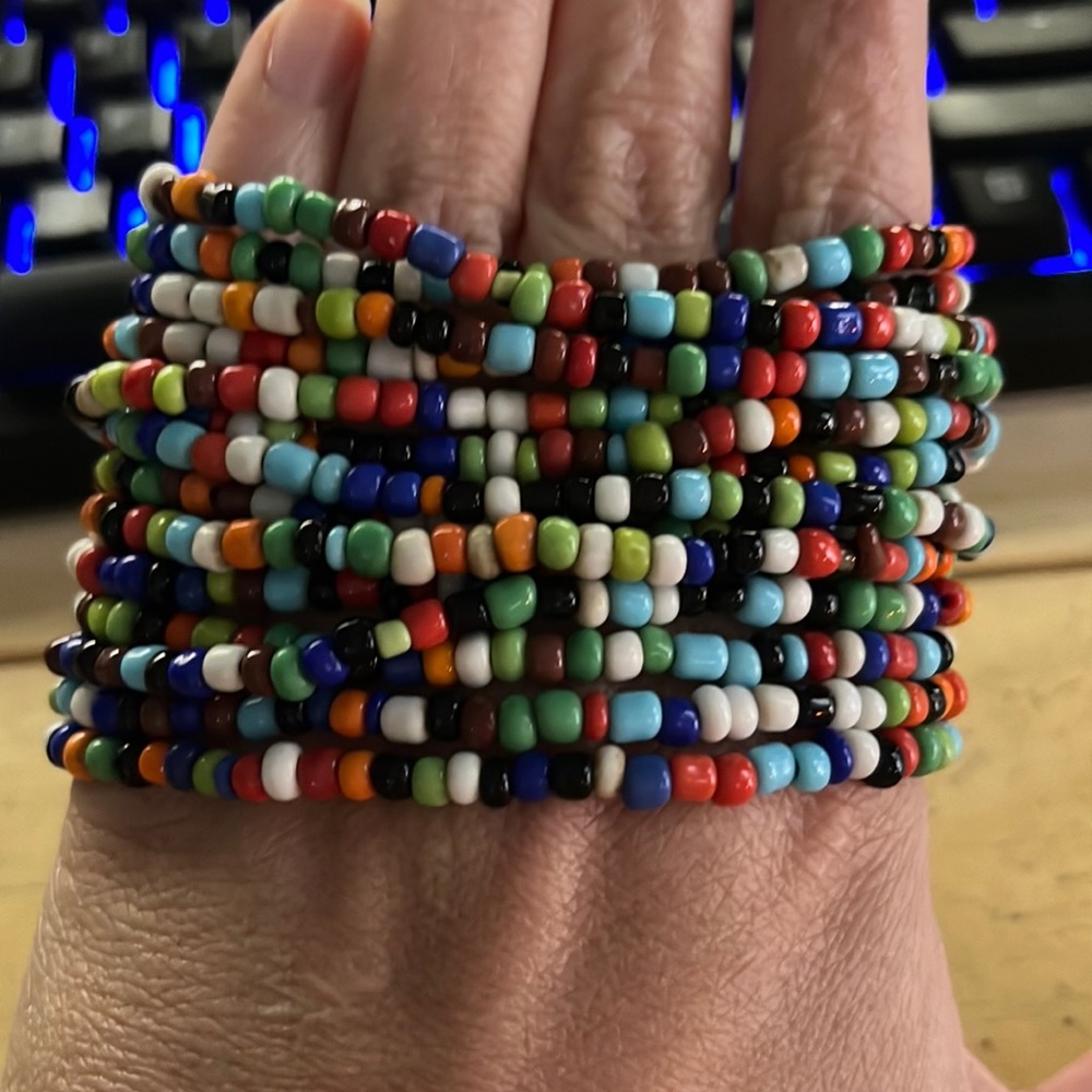 Bead bracelet with wooden closure